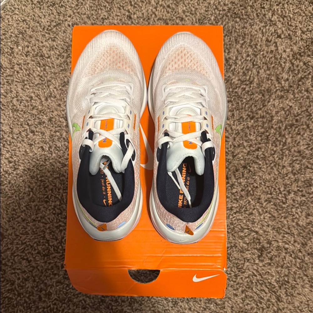 Nike Women's Sneakers - White and Green - Picture 4 of 7